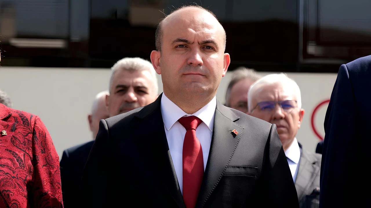 AK Parti Eskişehir İl Başkanı Gürhan Albayrak, evinin önünde saldırıya