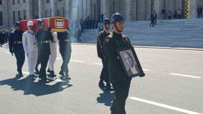 Eski TBMM Başkanı Cahit Karakaş için TBMM’de tören düzenlendi.