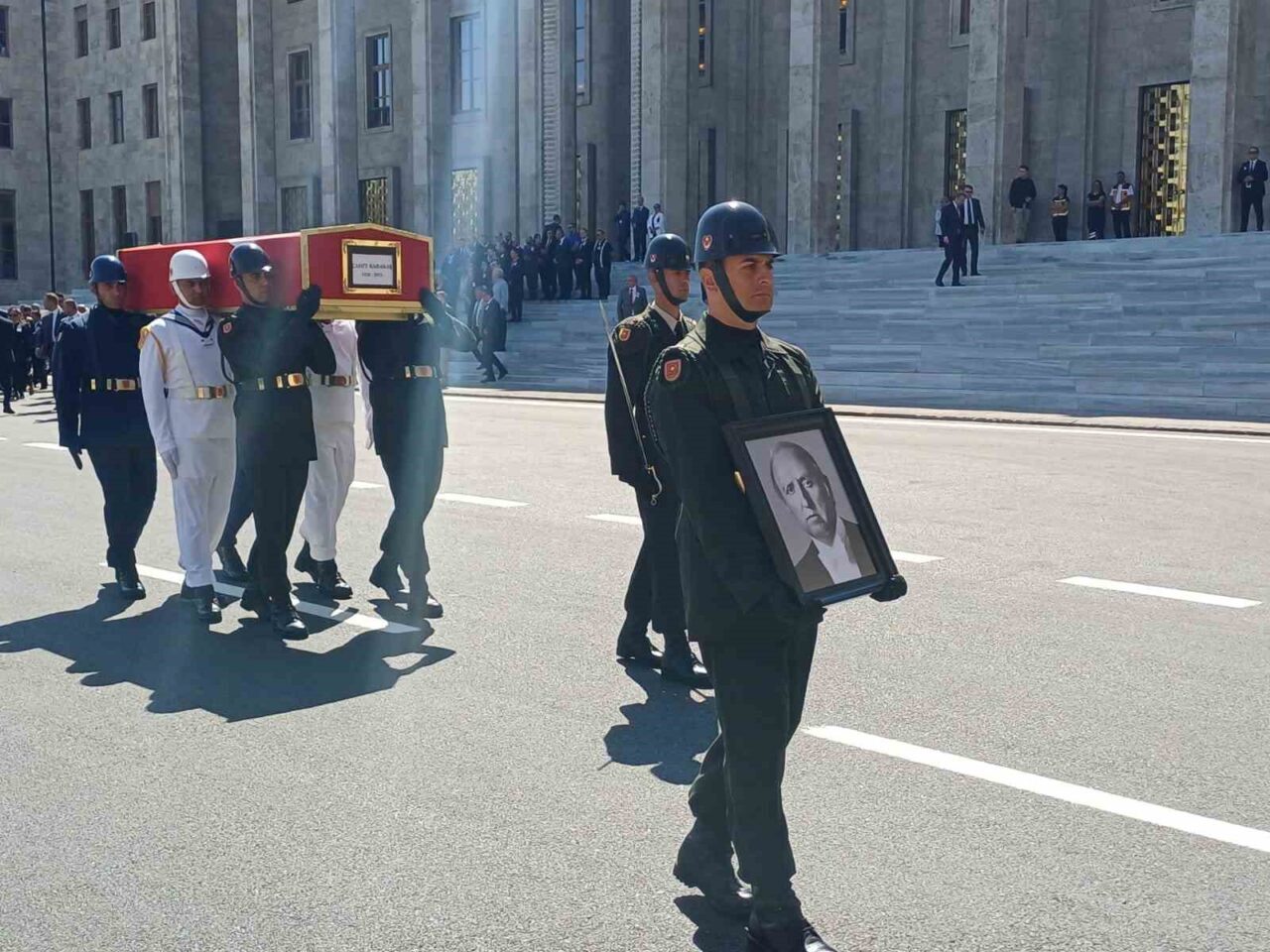 Eski TBMM Başkanı Cahit Karakaş için TBMM’de tören düzenlendi.