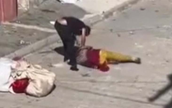 Eskişehir’de sokaktaki eşinin yüzüne defalarca yumruk atan ve dakikalarca döven