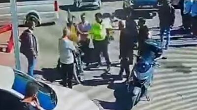 Sivas’ta genç bir motosiklet sürücüsü kendini durdurup evrak isteyen polisle