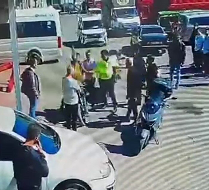 Sivas’ta genç bir motosiklet sürücüsü kendini durdurup evrak isteyen polisle