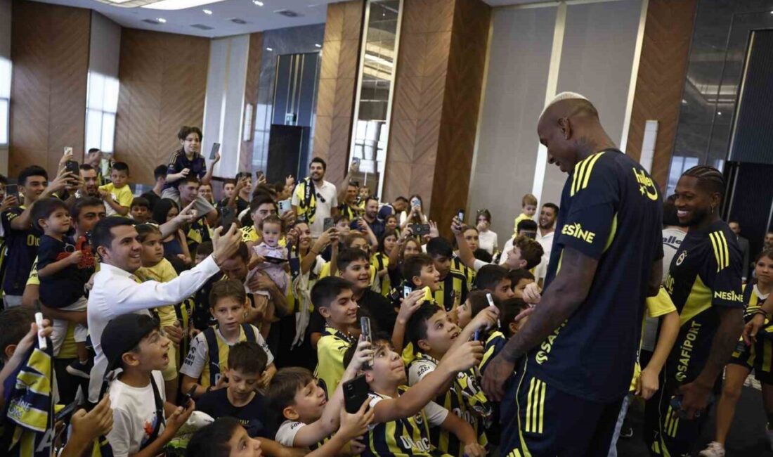 Fenerbahçe’nin Ankara’da Gençlerbirliği ile oynayacağı maç öncesi futbolcular çocuklarla bir