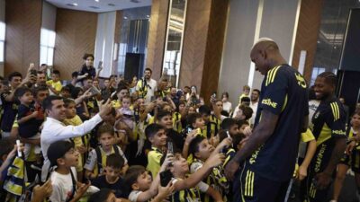 Fenerbahçe’nin Ankara’da Gençlerbirliği ile oynayacağı maç öncesi futbolcular çocuklarla bir