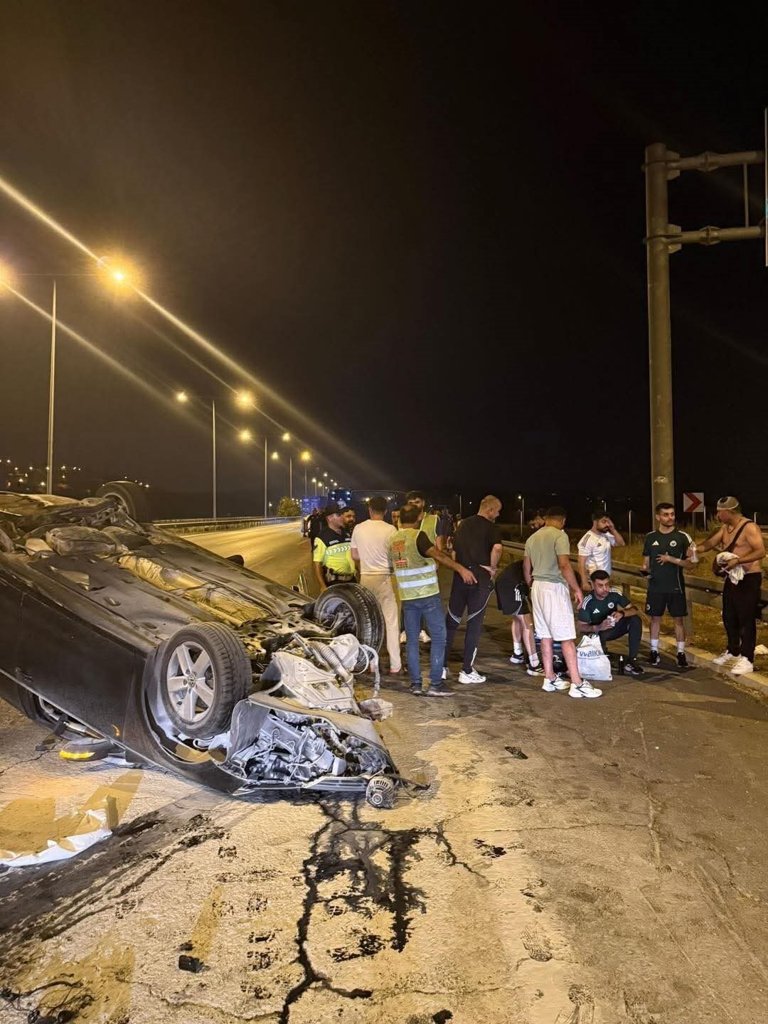 Mersin’den dönen Kayseri Erciyes 38 FK heyeti, yolda karşılaştıkları kazaya