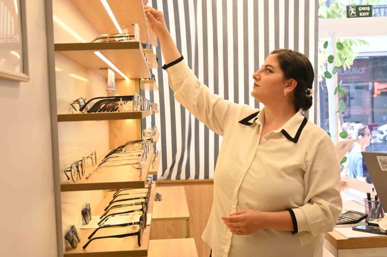 Optik uzmanı, bilinçsizce alınan gözlüklerin göz sağlığına zarar verebileceğini belirterek,