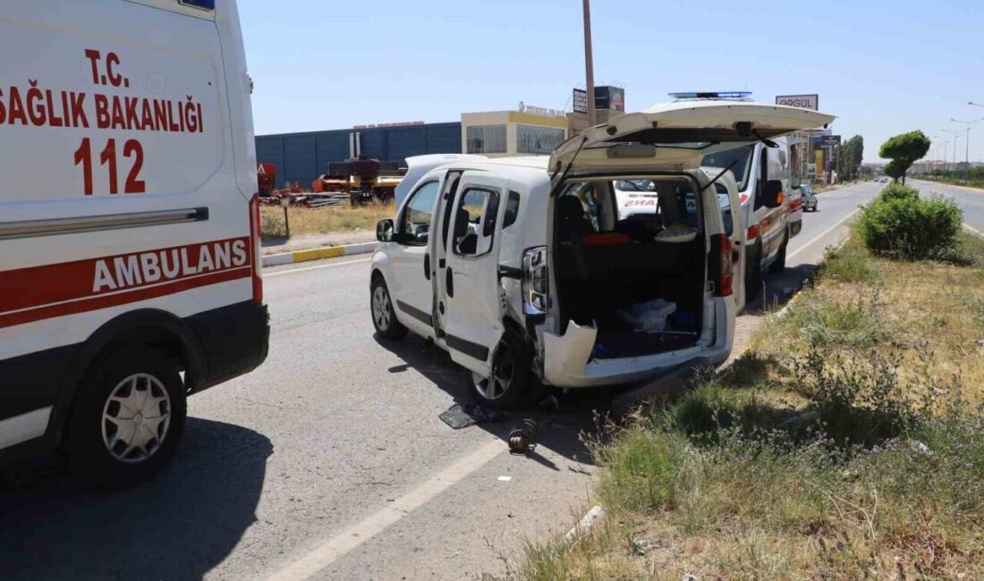 Sivas’ta hafif ticari araç ile otomobilin karıştığı kazada 6 kişi
