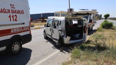 Sivas’ta hafif ticari araç ile otomobilin karıştığı kazada 6 kişi