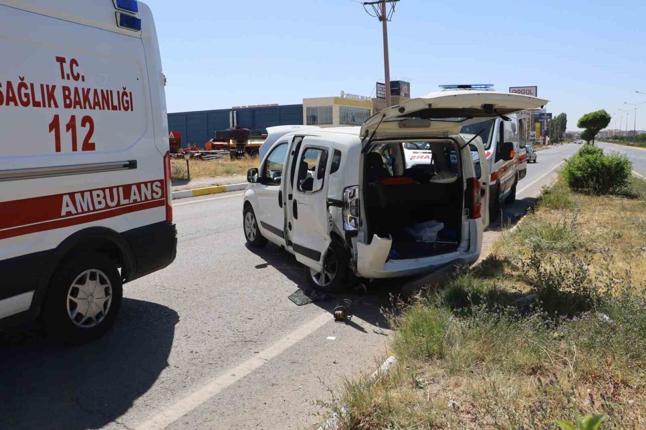 Sivas’ta hafif ticari araç ile otomobilin karıştığı kazada 6 kişi