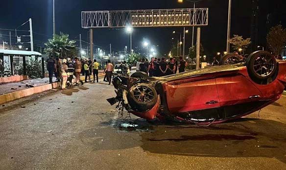 Hatay’ın İskenderun ilçesinde sürücüsünün kontrolünü kaybettiği otomobil yayalara çarparak takla
