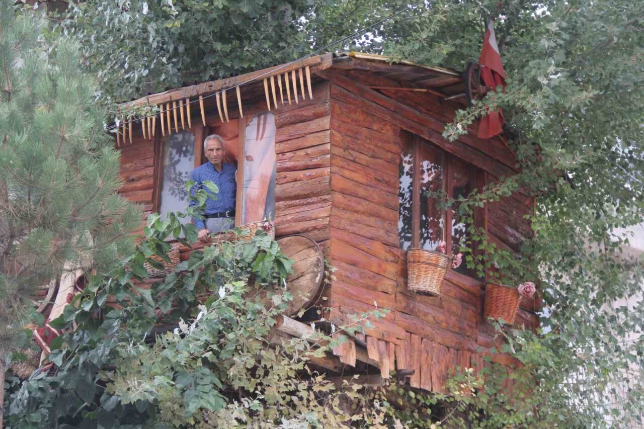 Sivas’ta yaşayan ve 16 yaşında hayatını kaybeden oğlu için ağaç