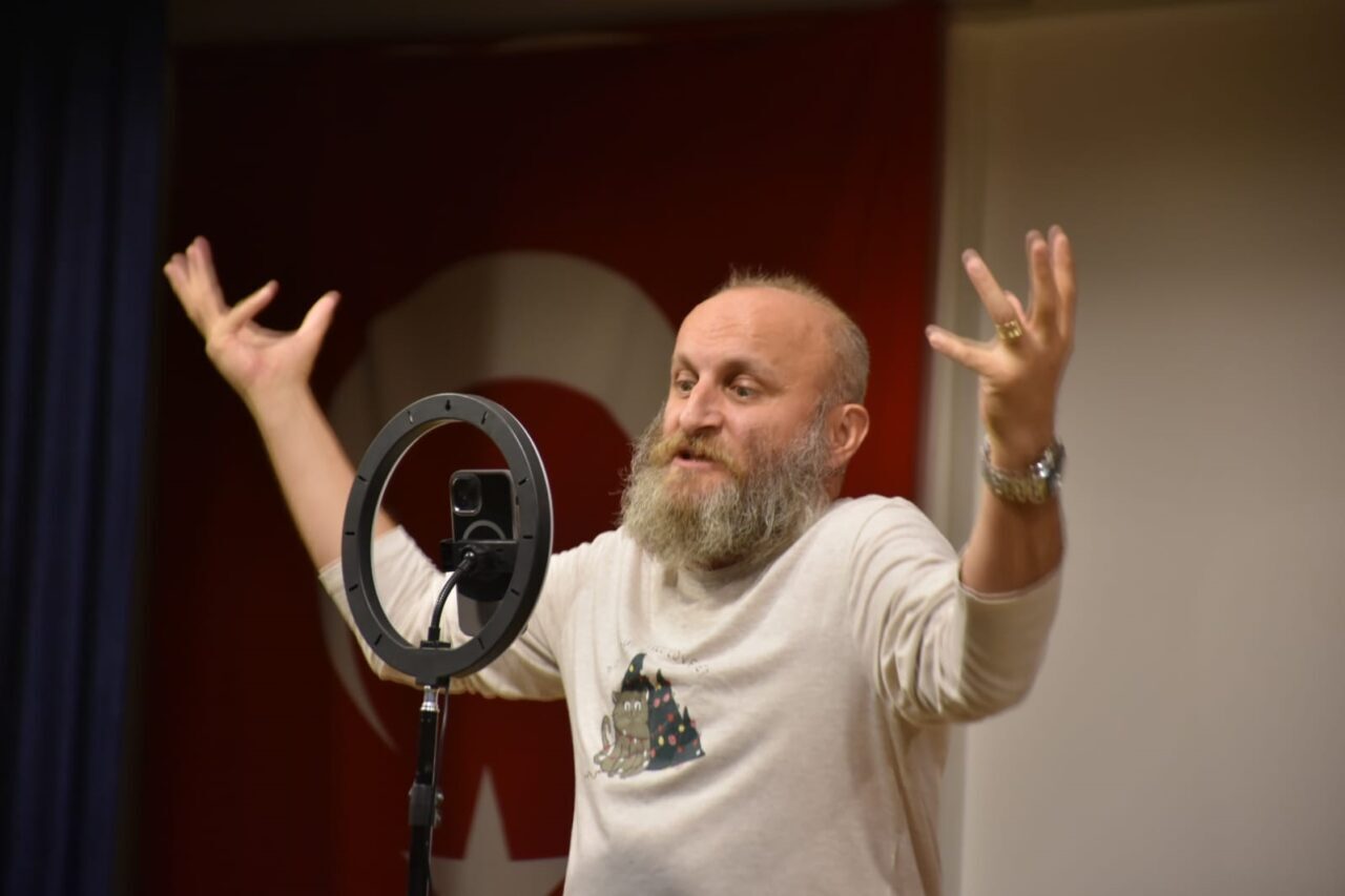 İnönü Belediyesi tarafından organize edilen gecede, başrollerini Çetin Altay ve