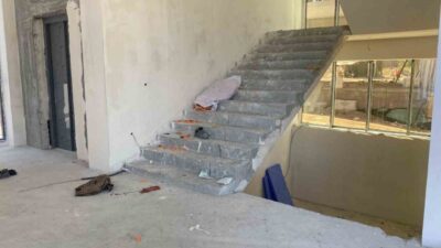 Eskişehir’de inşaatın içerisinde çuval taşırken merdivenlerden yuvarlanıp kafasını beton zemine