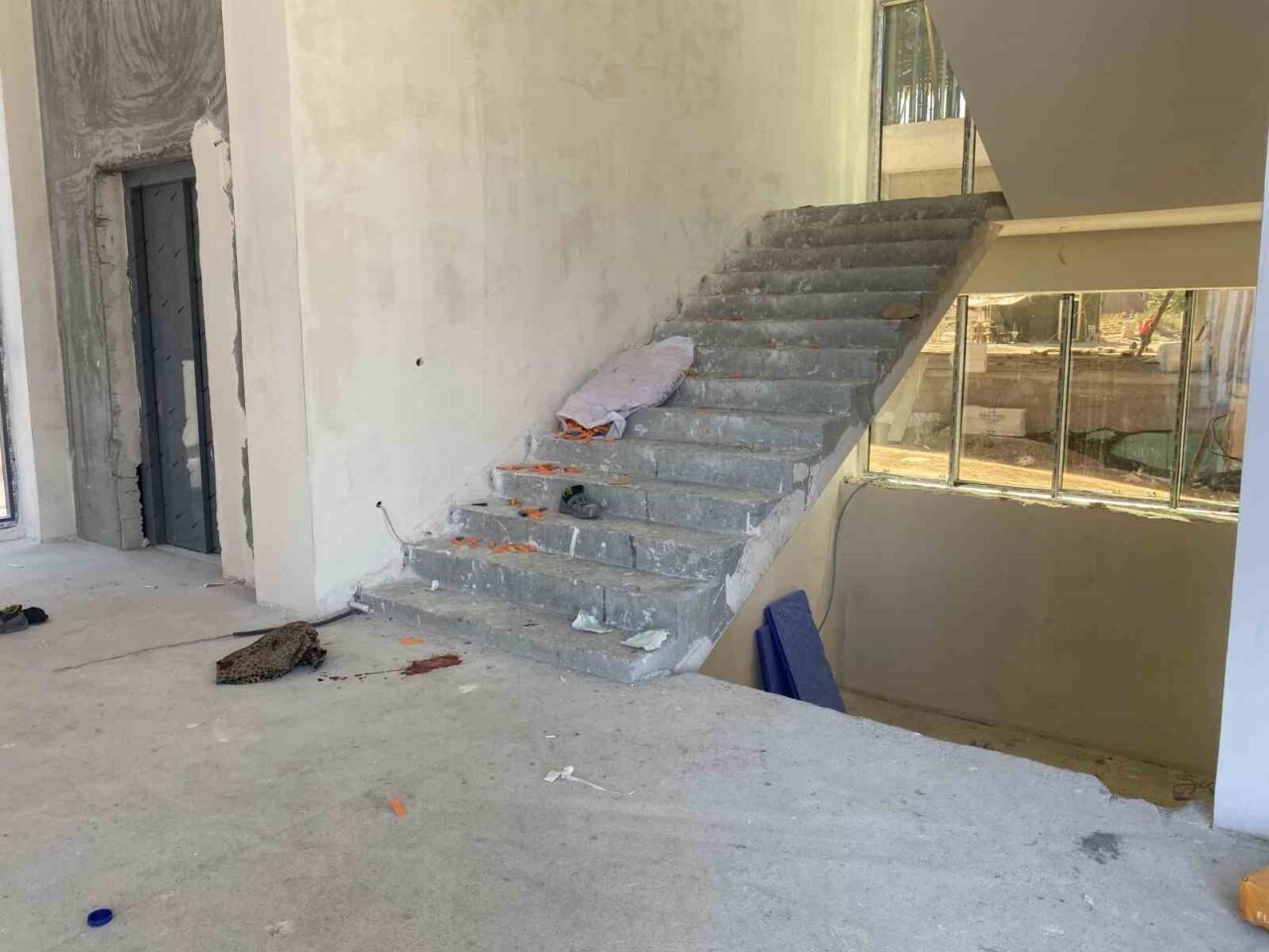 Eskişehir’de inşaatın içerisinde çuval taşırken merdivenlerden yuvarlanıp kafasını beton zemine