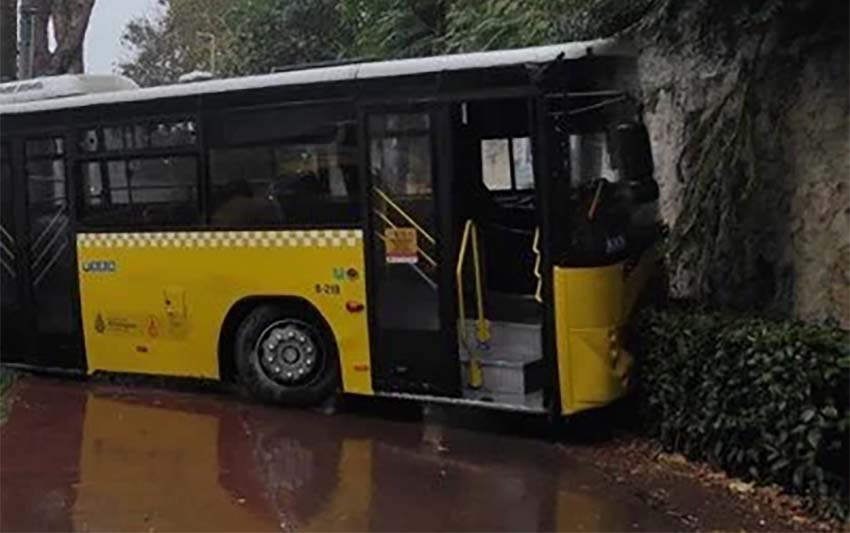 İstanbul’un Beşiktaş ilçesinde, Dolmabahçe Caddesi üzerinde seyir halindeki bir İETT