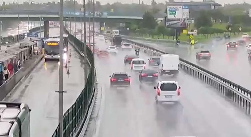 İstanbul’da sabah saatlerinden itibaren etkili olan sağanak yağış, kentte günlük