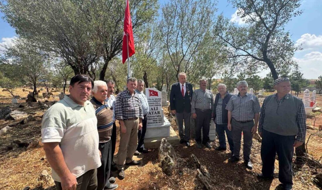 İzmir’in düşman işgalinden kurtuluşunun 103. yıldönümünde, İzmir Hükümet Konağı’nda asılı