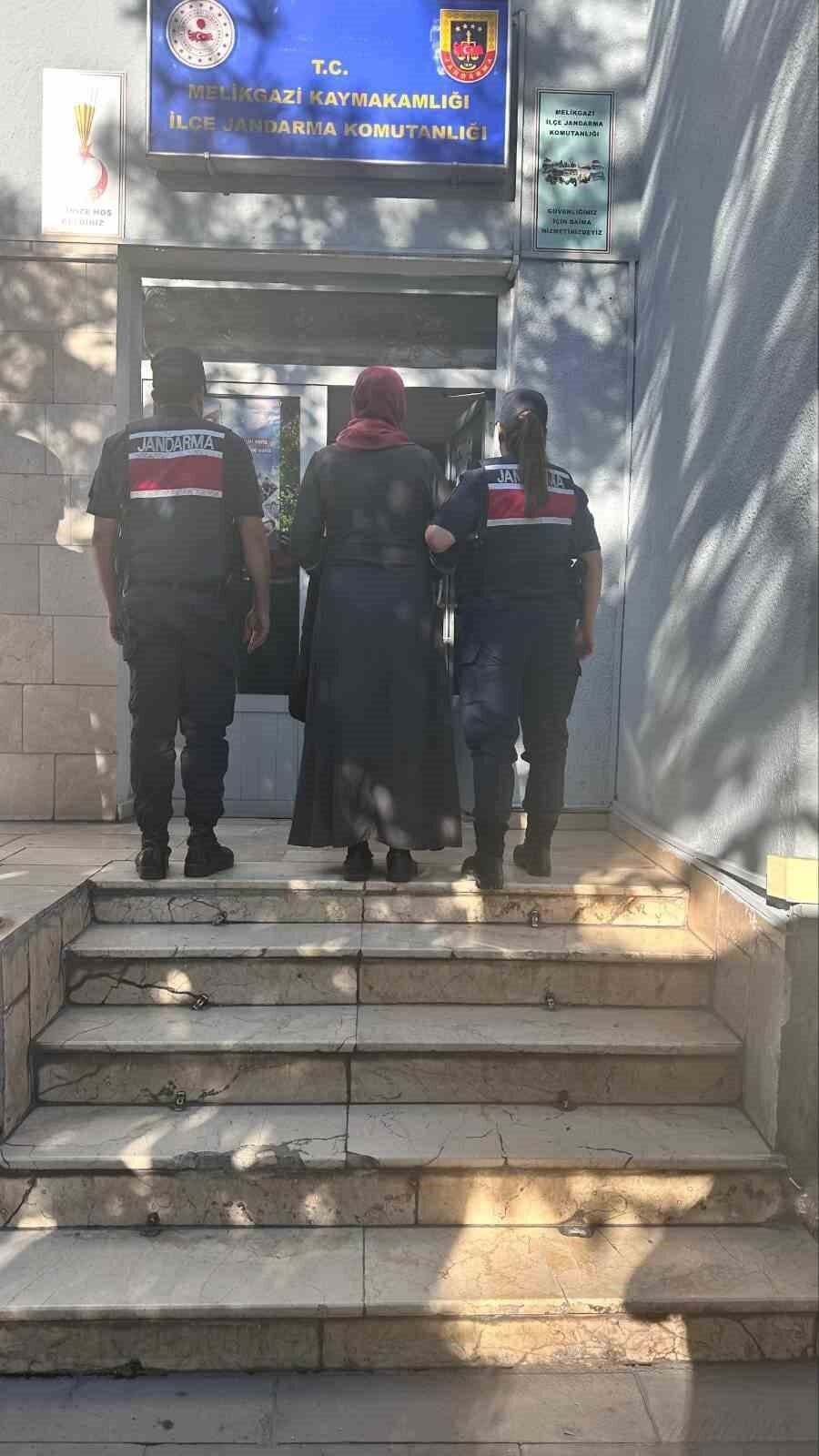 Kayseri’de jandarma ekipleri tarafından yapılan çalışmalarda; ‘FETÖ/PDY silahlı terör örgütüne