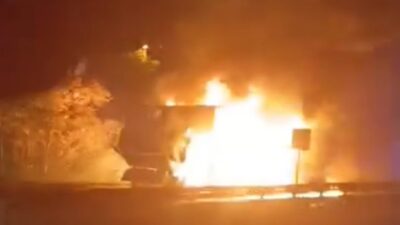 Eskişehir’de jantından çıkan kıvılcımla tutuşan tır itfaiyenin müdahalesiyle söndürüldü. Küle