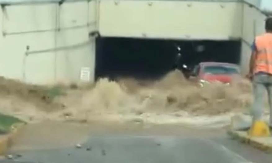 İstanbul Kadıköy’de kazı çalışmaları sırasında ana su borusu patladı. Fışkıran