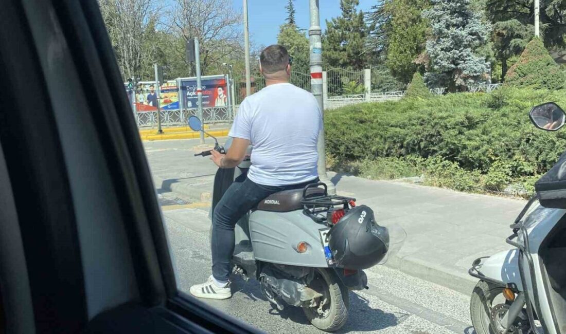 Eskişehir’de kafasına takmadığı kask ile motosikletinin plakasını kapatan motosiklet sürücüsü