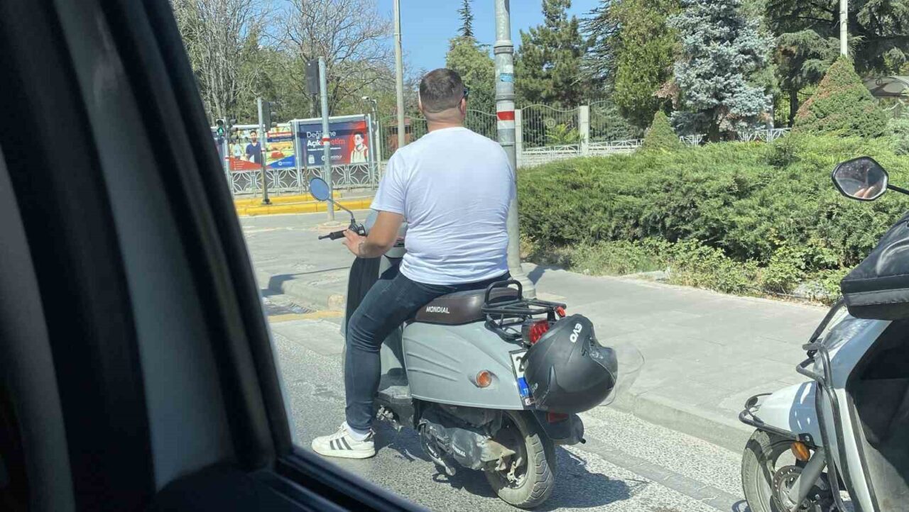 Eskişehir’de kafasına takmadığı kask ile motosikletinin plakasını kapatan motosiklet sürücüsü