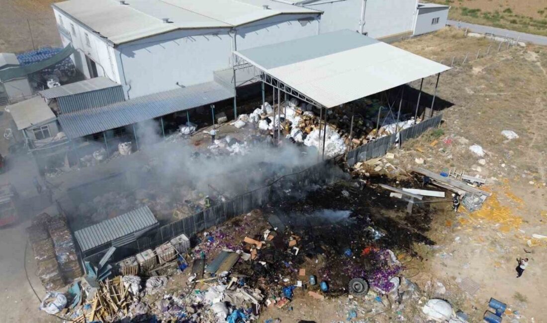 Karaman’da geri dönüşüm tesisinin bahçesindeki atıkların tutuşması sonucu çıkan yangın