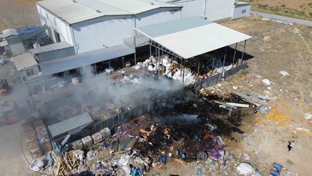 Karaman’da geri dönüşüm tesisinin bahçesindeki atıkların tutuşması sonucu çıkan yangın