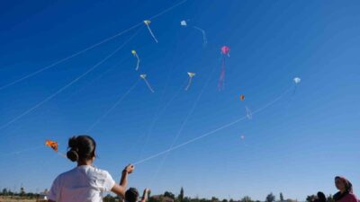 Karaman’da düzenlenen uçurtma şenliğinde renkli görüntüler ortaya çıktı.