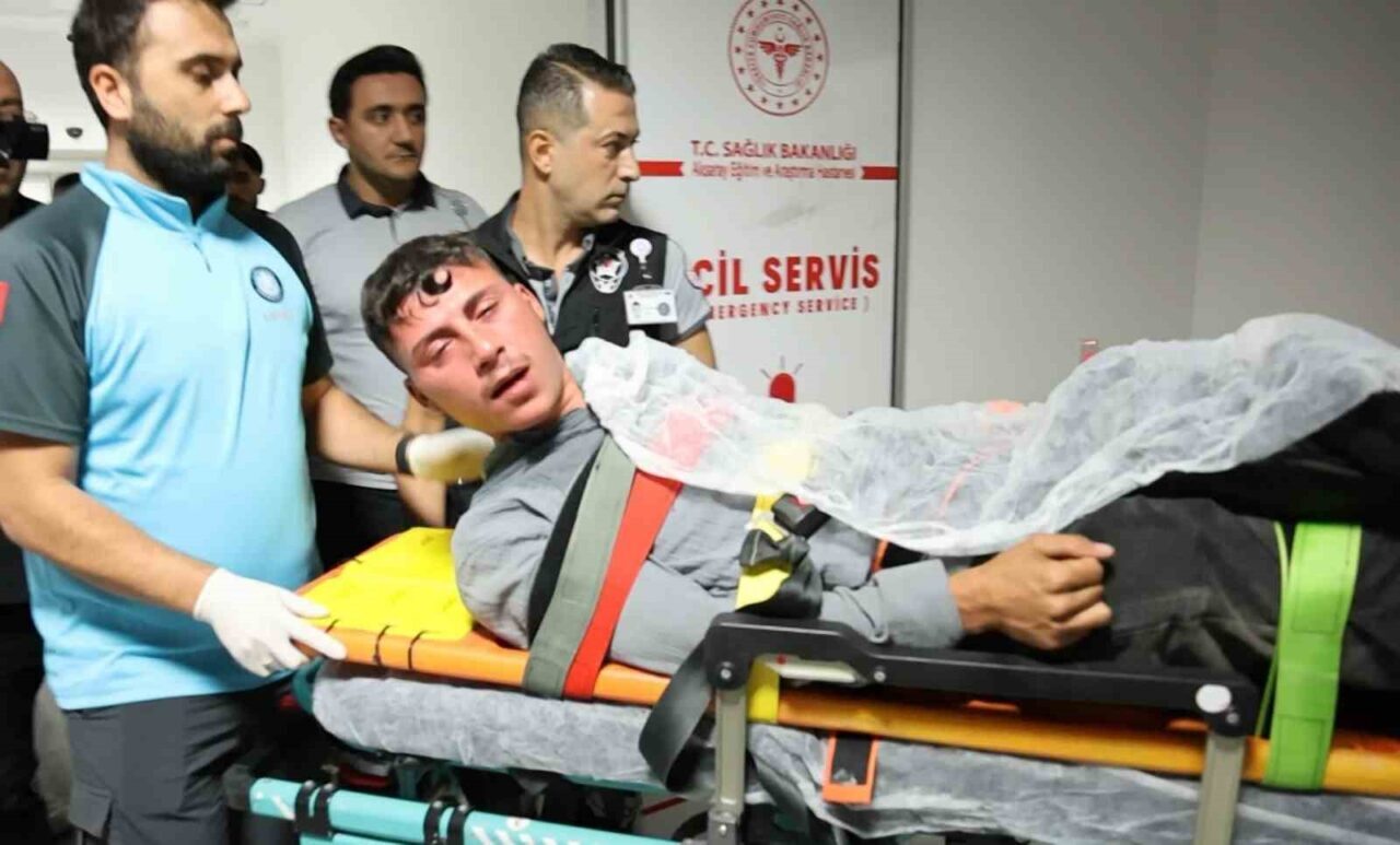 Aksaray’da önce tartışıp sonra kavga eden gençler birbirlerini bıçakla yaralayarak