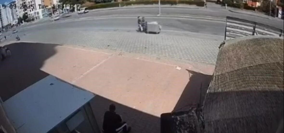 Kayseri’nin Melikgazi ilçesinde elektrikli scooter ile ilerleyen 2 kişi, yol