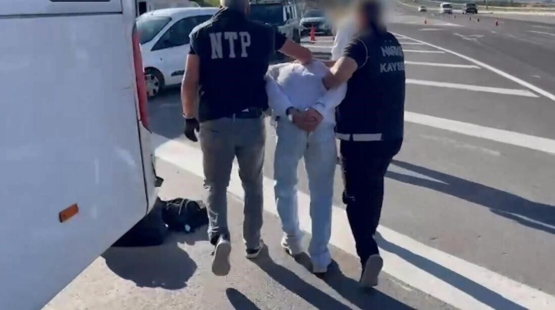 Kayseri’de polis ekipleri tarafından torbacılara yönelik narkotik arama köpeğitle yapılan