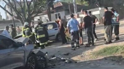 Eskişehir’de iki otomobilin çarpışması sonucunda araç içinde sıkışan yaralı, itfaiye