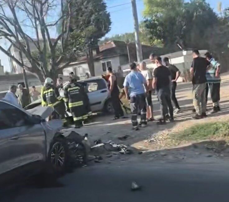 Eskişehir’de iki otomobilin çarpışması sonucunda araç içinde sıkışan yaralı, itfaiye