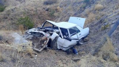 Kırıkkale’de kontrolden çıkarak yaklaşık 65 metre uçuruma yuvarlanan otomobilin hurdaya