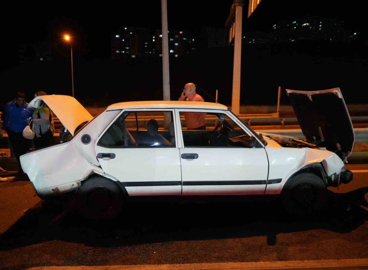 Kırıkkale’de şehirler arası karayolunda meydana gelen zincirleme trafik kazasında, Fiat-Tofaş