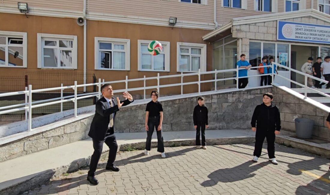 Ankara'nın ilçesi Kızılcahamam Kaymakamı Dr. Nuri Mehmetbeyoğlu, ilçede bulunan okulları