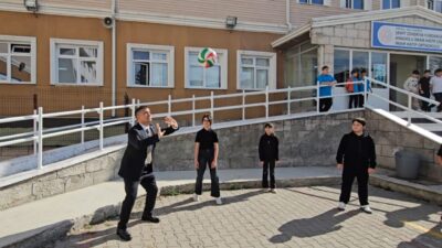 Ankara'nın ilçesi Kızılcahamam Kaymakamı Dr. Nuri Mehmetbeyoğlu, ilçede bulunan okulları