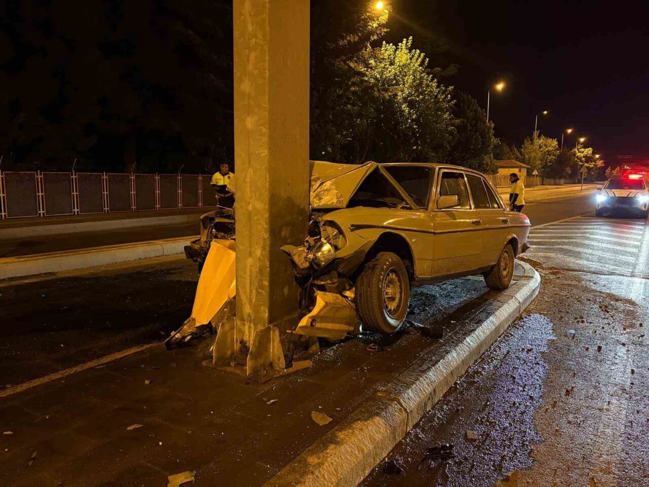Kayseri’nin Kocasinan ilçesinde direksiyon hakimiyetini kaybeden sürücü klasik otomobiliyle direğe