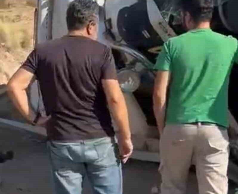 Başkent Ankara’da kontrolden çıkan kamyon şarampole devrildi. Kazada yaralanan kamyon