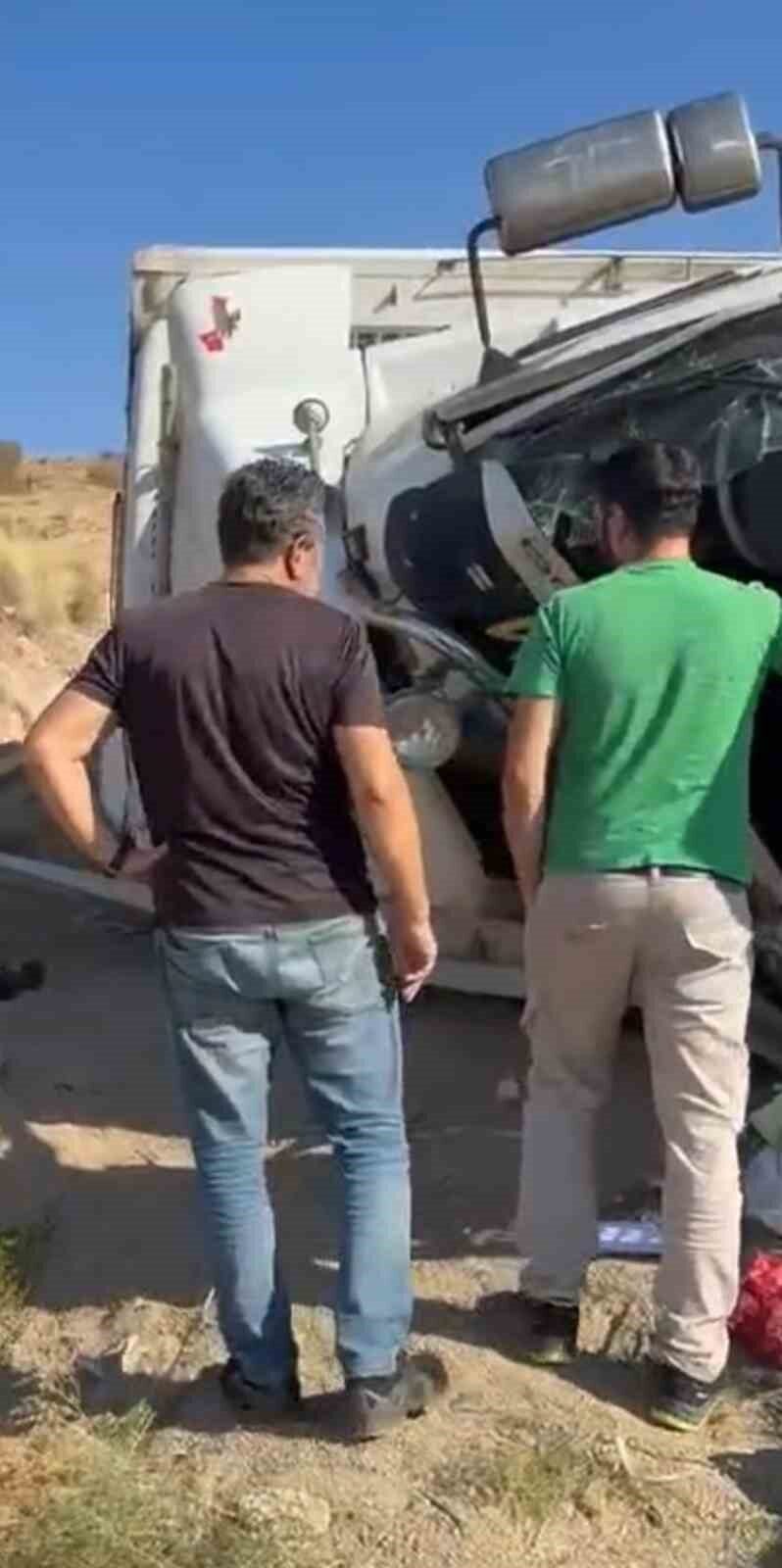 Başkent Ankara’da kontrolden çıkan kamyon şarampole devrildi. Kazada yaralanan kamyon