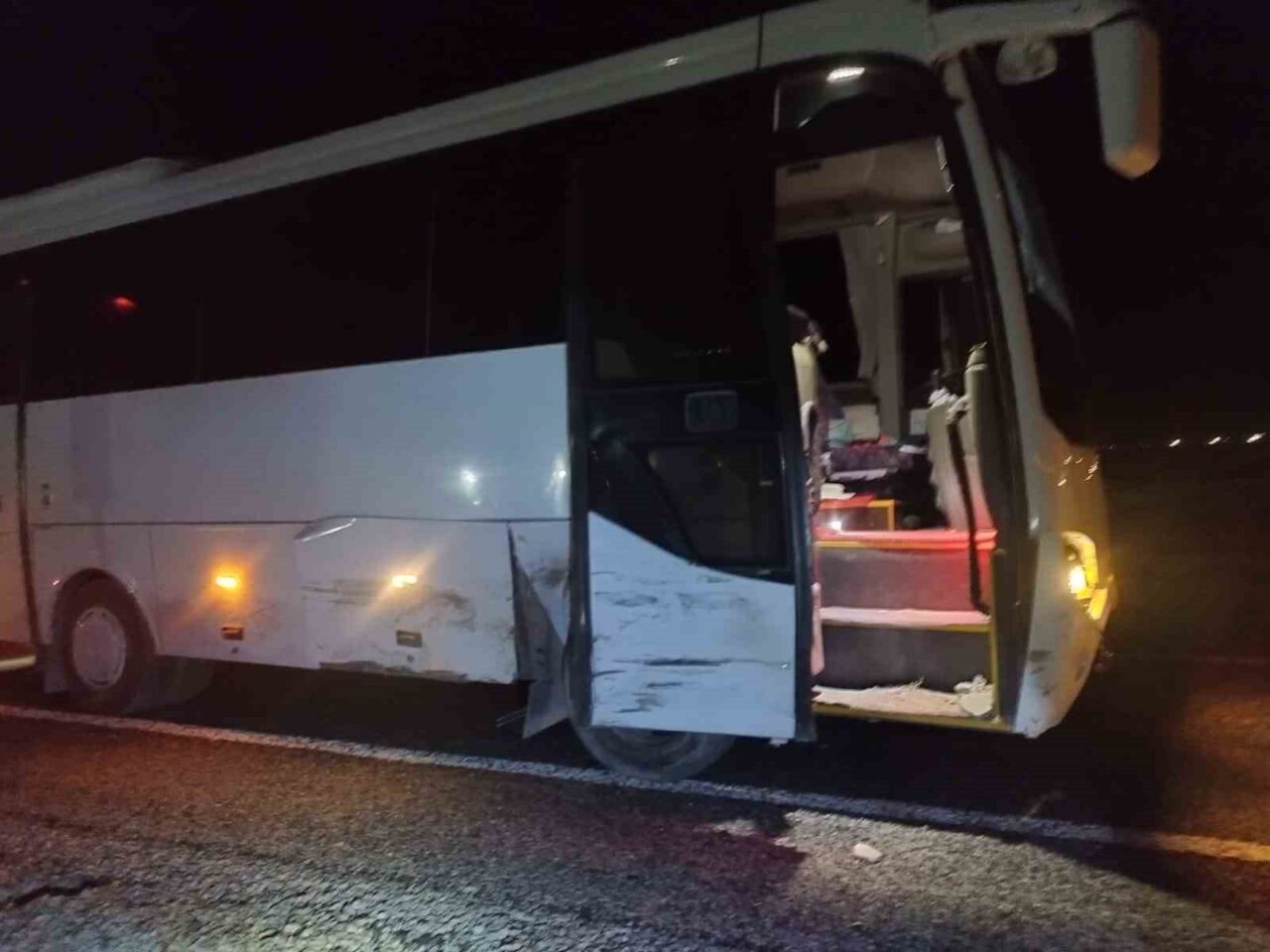 Konya’nın Karapınar ilçesinde midibüs ile otomobilin çarpışması sonucu meydana gelen