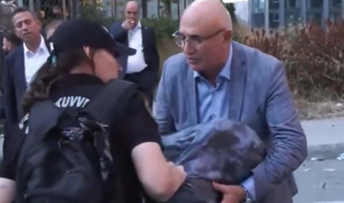 CHP Şanlıurfa Milletvekili Mahmut Tanal, partisinin İstanbul İl Başkanlığı önündeki