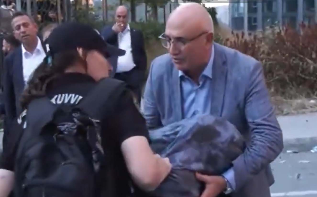 CHP Şanlıurfa Milletvekili Mahmut Tanal, partisinin İstanbul İl Başkanlığı önündeki