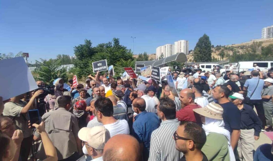 Ankara'nın ilçesi Mamak'ta kentsel dönüşüm mağdurları, konutlarına kavuşamadığı gerekçesiyle eylem