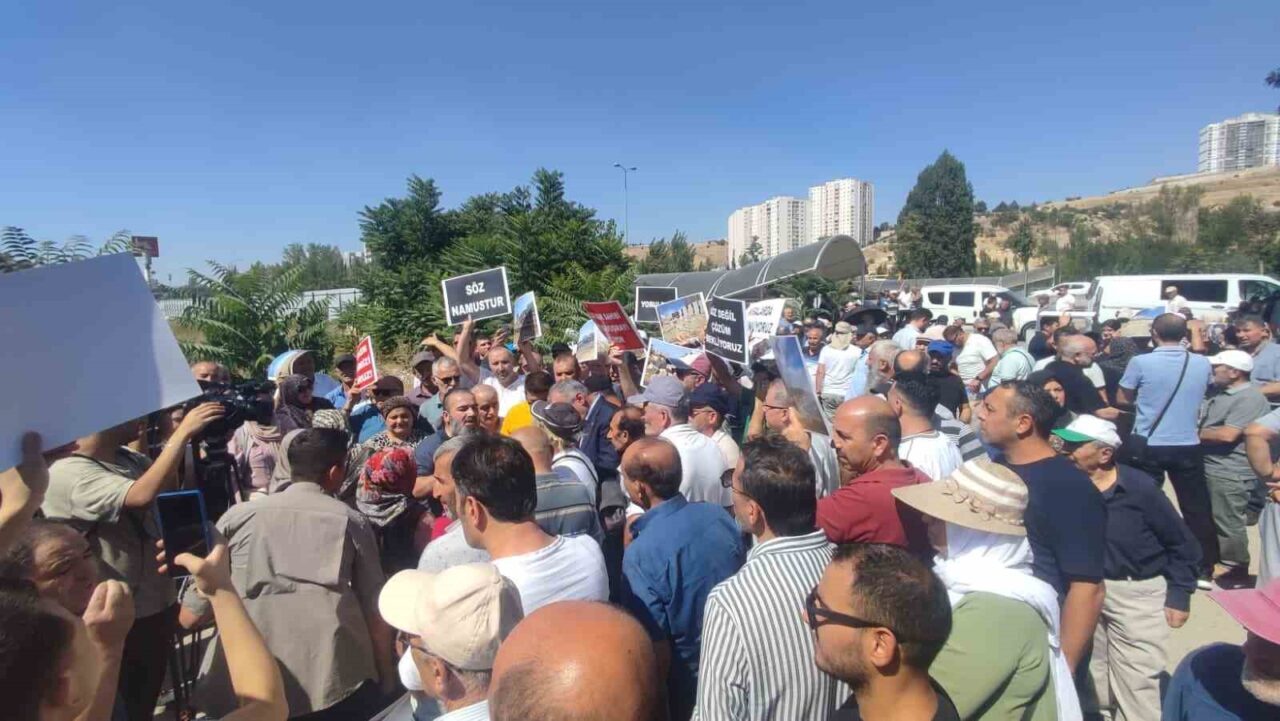 Ankara'nın ilçesi Mamak'ta kentsel dönüşüm mağdurları, konutlarına kavuşamadığı gerekçesiyle eylem