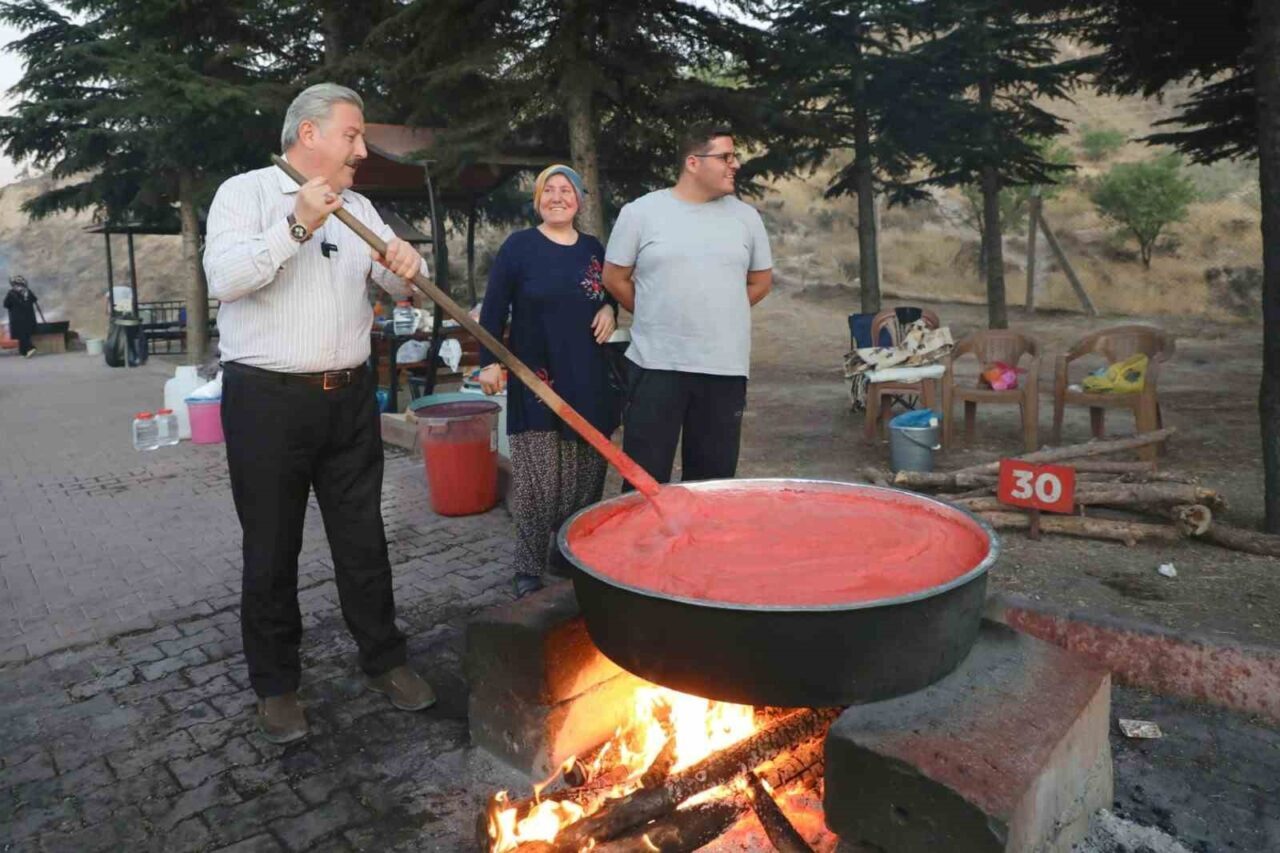Kayseri'nin Melikgazi Belediyesi’nin vatandaşlara salçalarını nezih ve steril ortamda yapma