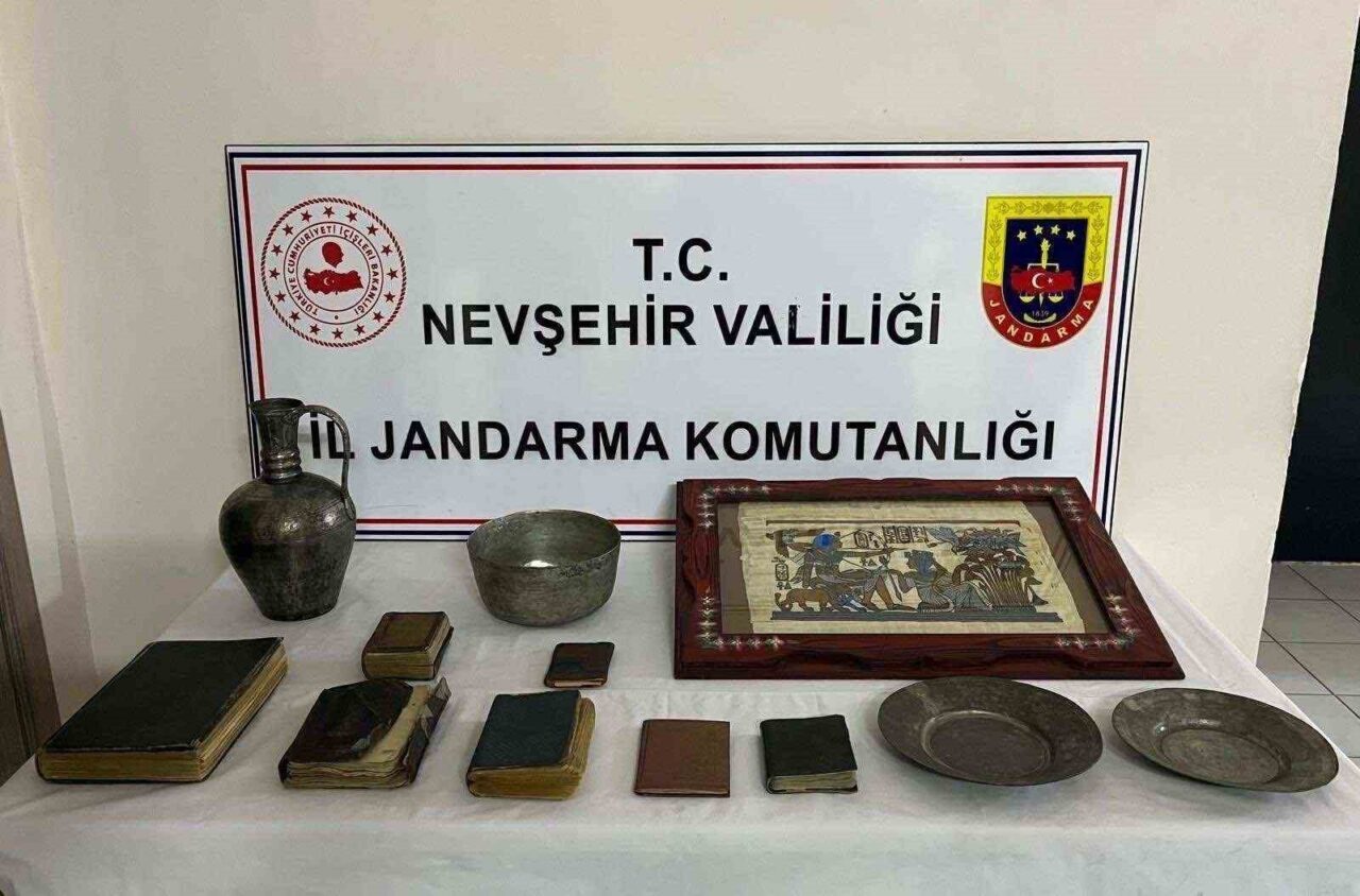 Nevşehir’de Jandarma ekipleri 12 parça tarihi eser ele geçirildi.