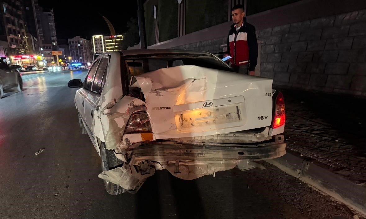 Niğde-Bor Otoyolu’nda meydana gelen trafik kazasında seyir halindeki midibüs, yol
