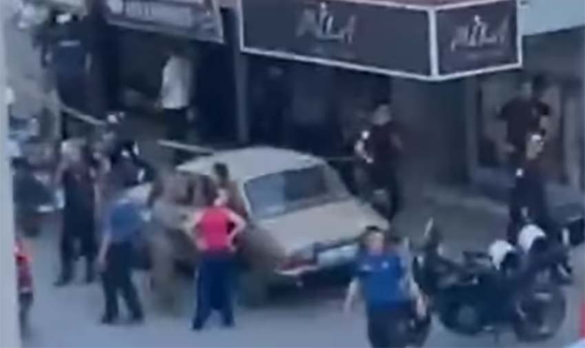 Osmaniye’nin merkez İstiklal Mahallesi’ndeki Atatürk Caddesi üzerinde bulunan bir aksesuar